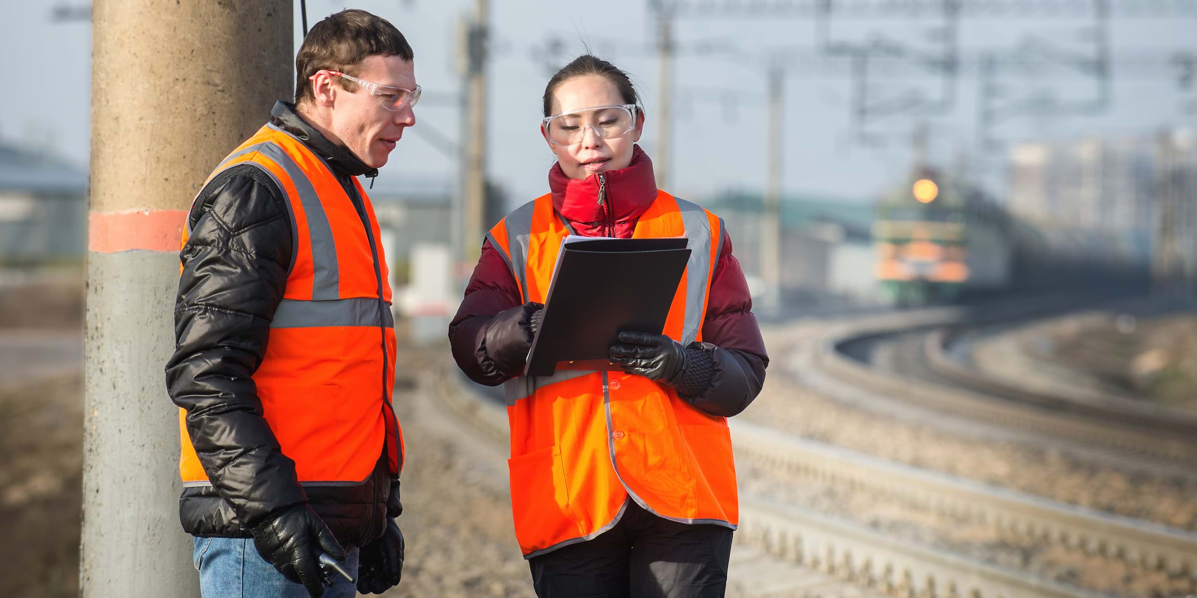 man-woman-high vis-clipboard