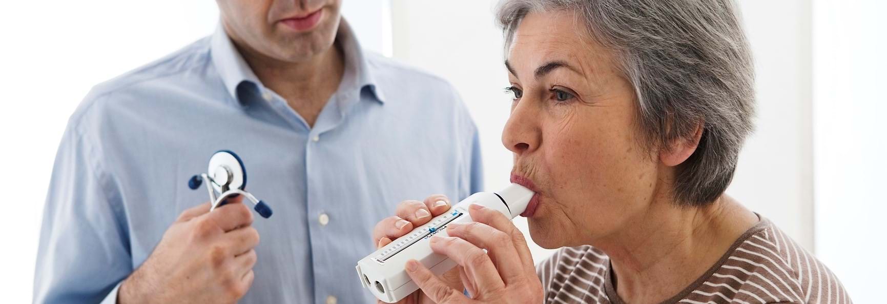 woman blowing into smokerlyzer
